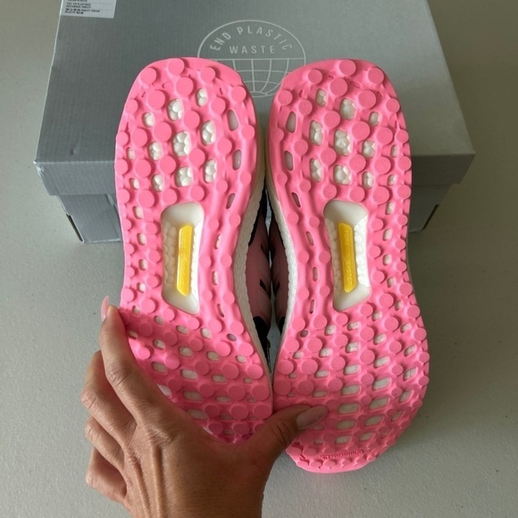 (NWT) Adidas Ultraboost 5.0 DNA Women’s, Size: 9 - Picture 7 of 11